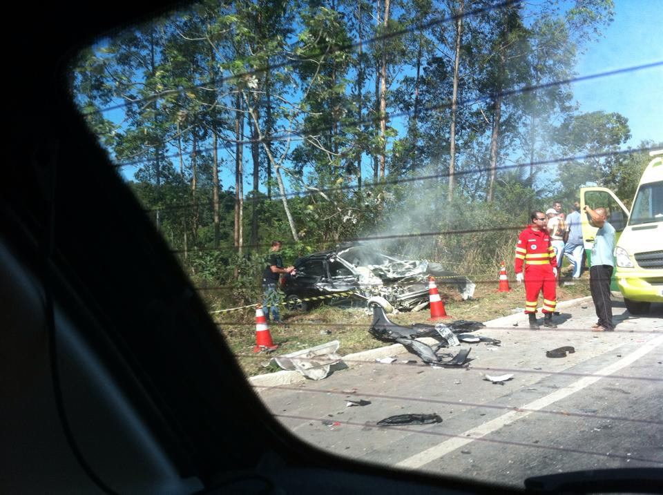 Uma Pessoa Morre E Duas Ficam Gravemente Feridas Ap S Carro Pegar Fogo