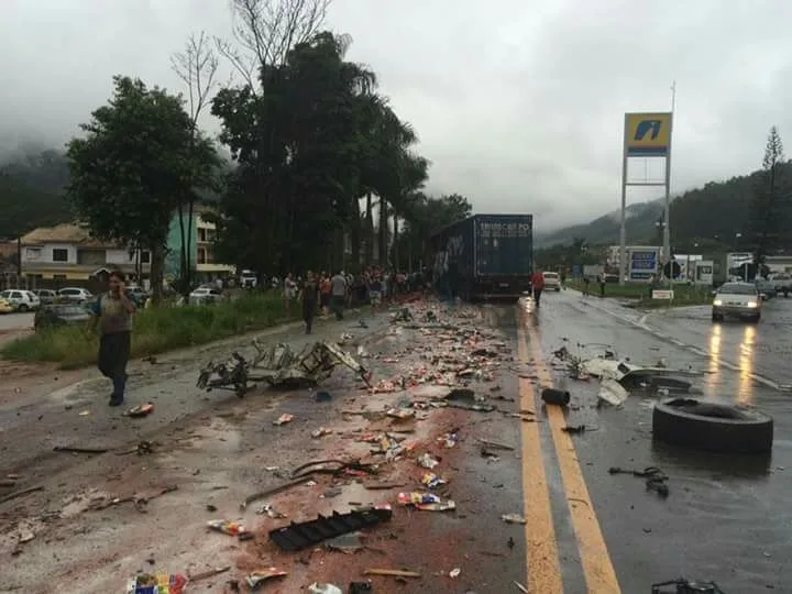 Caminhoneiro Morre Ap S Grave Acidente Na Br Em Venda Nova Do