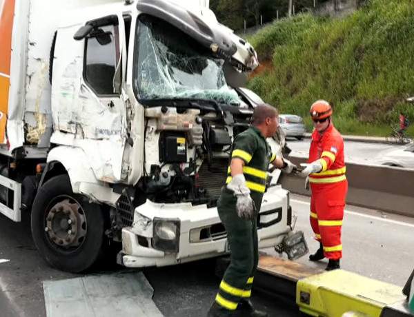 Motorista perde controle de caminhão bate em outros três veículos e