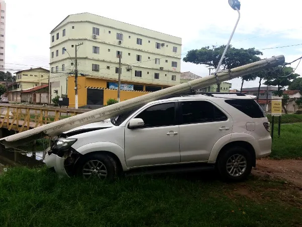 Motorista perde controle da direção derruba poste e quase cai dentro