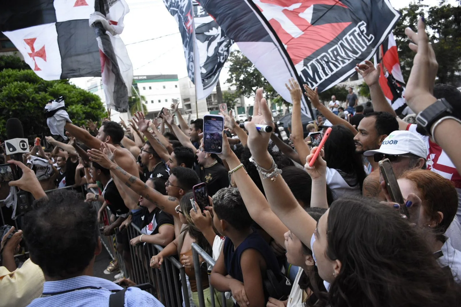 VÍDEO Vegetti elogia a torcida do Vasco em Vitória É incrível