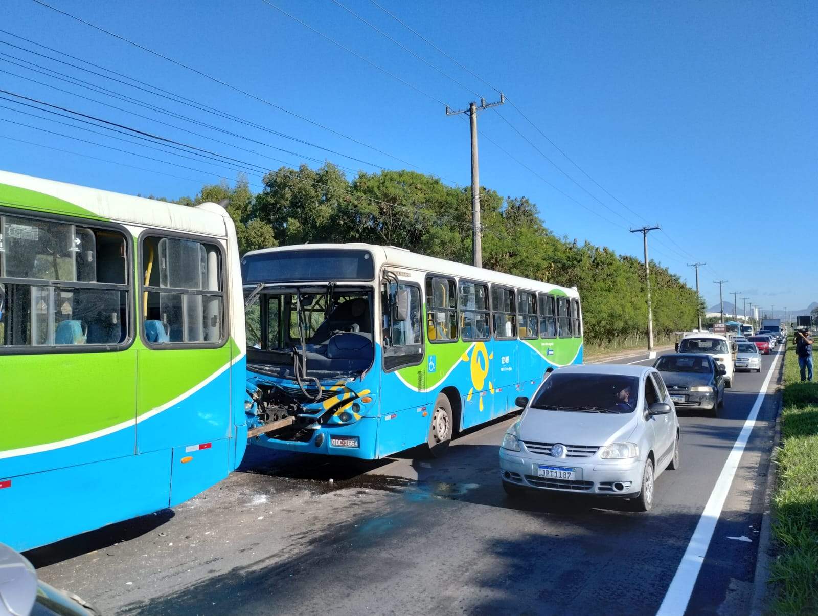 Acidente entre ônibus do Transcol e caminhão deixa sete feridos em Vila