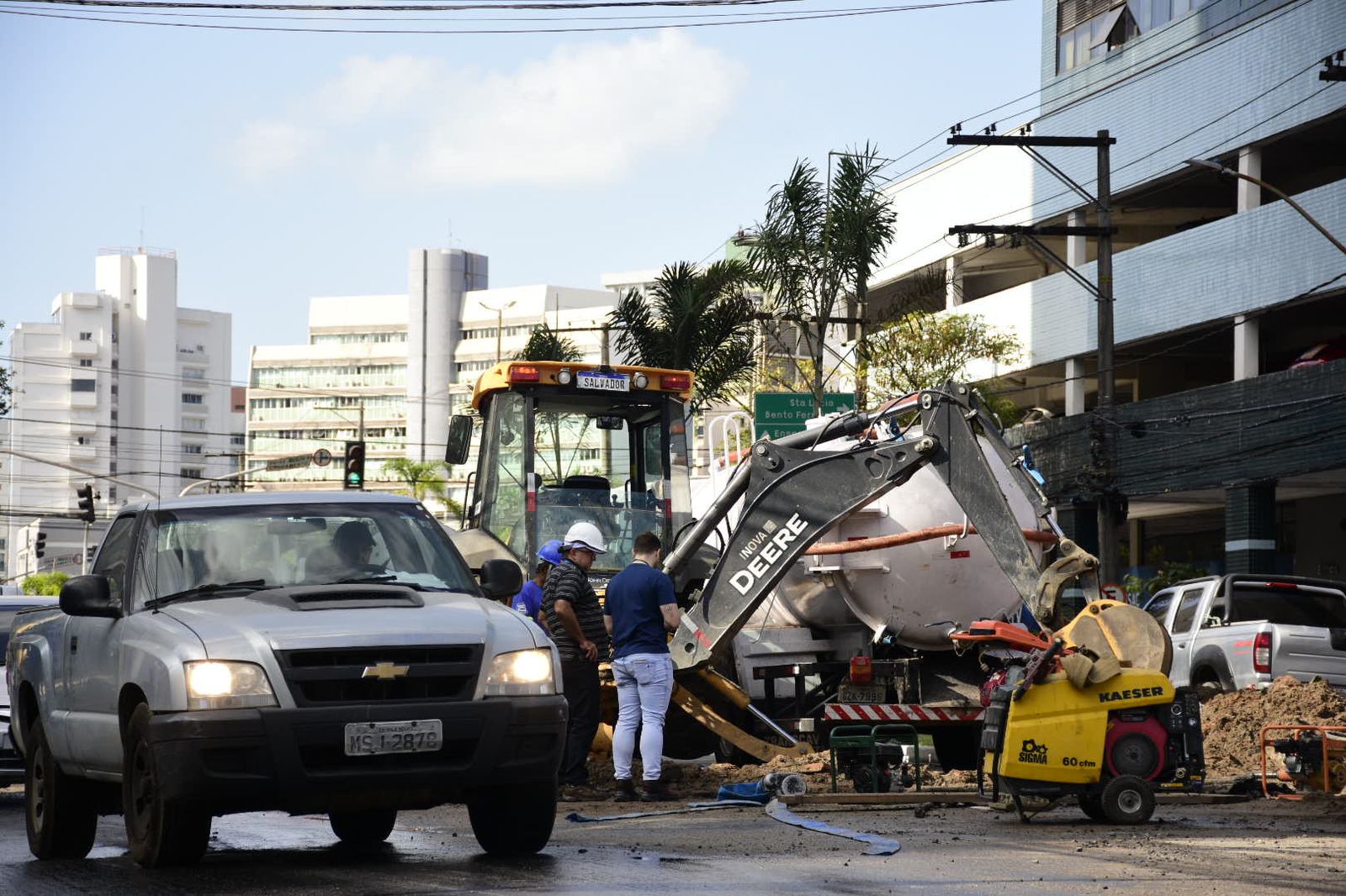 Trânsito na Reta da Penha é liberado após rompimento de adutora