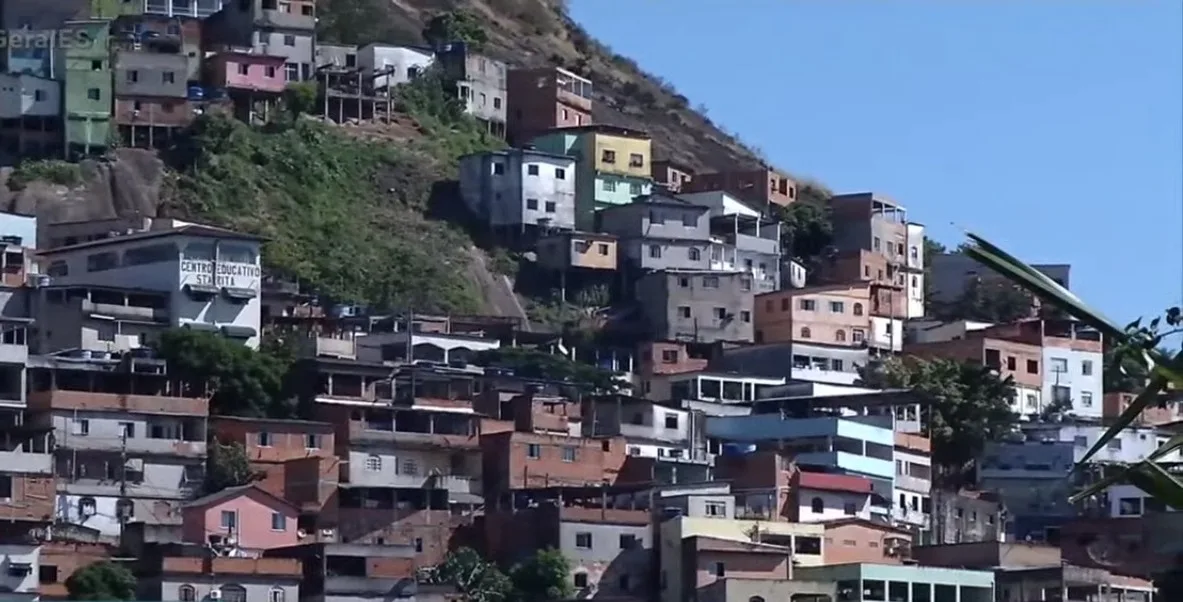 Criminosos jogam granada em policiais durante tiroteio em Vitória