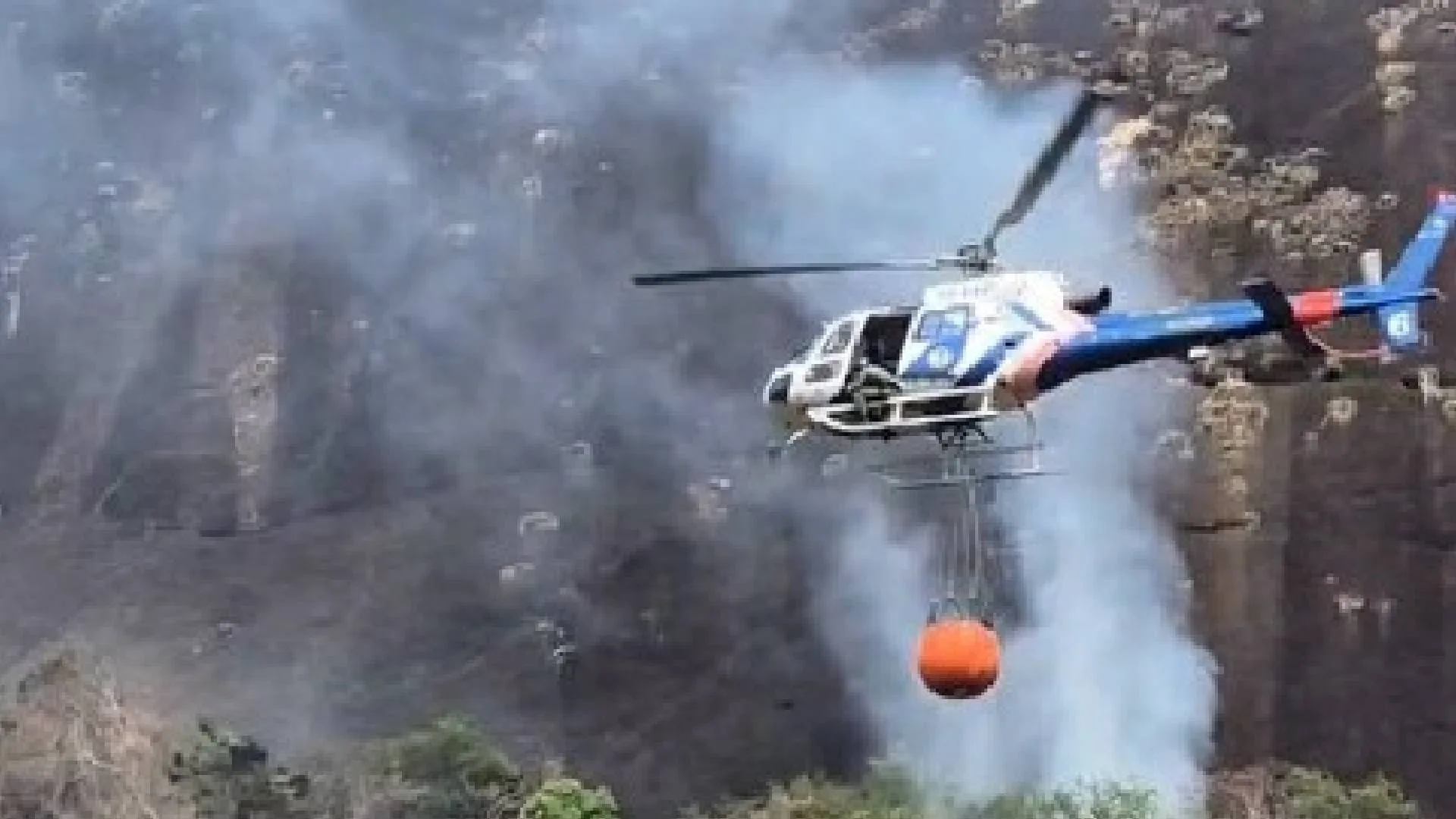 VÍDEO| Helicóptero do Notaer é usado para combater incêndio em Pancas