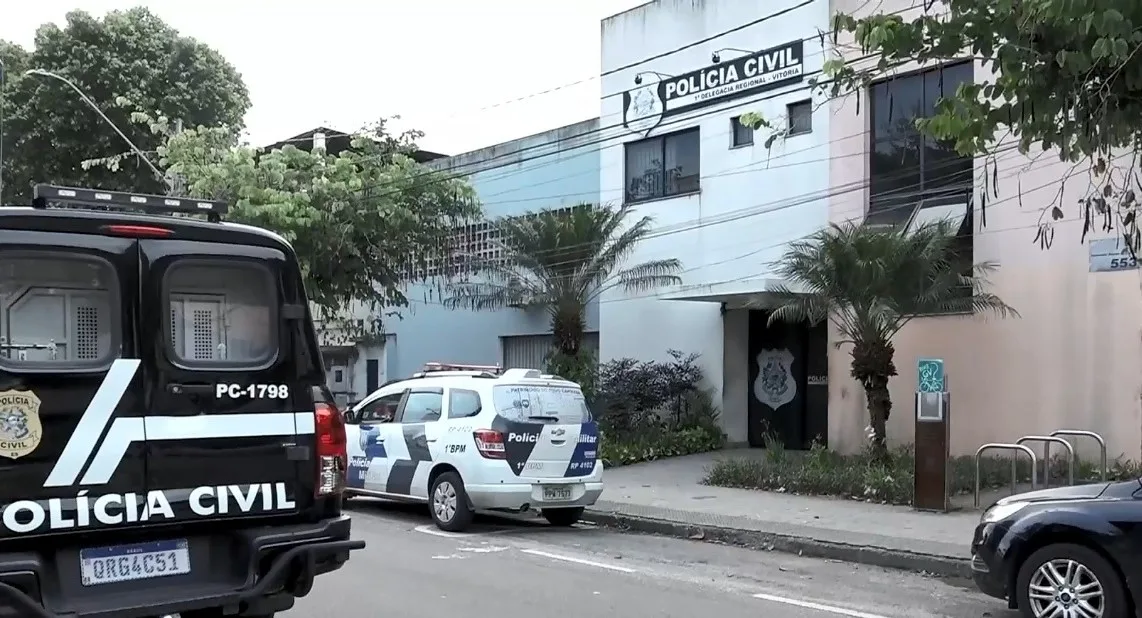 Ladrões armados roubam celular de jovem na Rua da Lama