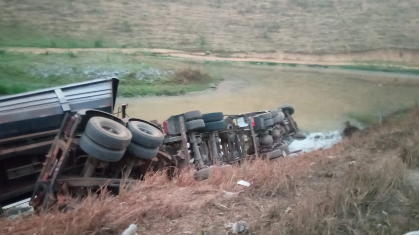 Motorista morre após caminhão tombar na rodovia ES 297, em Mimoso do Sul