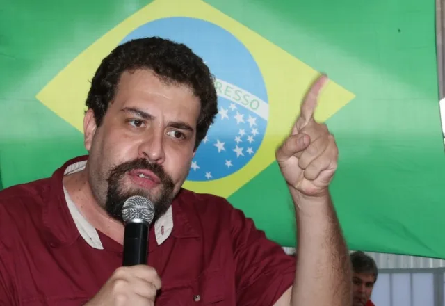 "Aqui tem 50 tons de Temer", diz Boulos durante debate