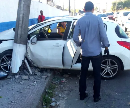 Duas pessoas ficam feridas após motorista bater em poste na Serra