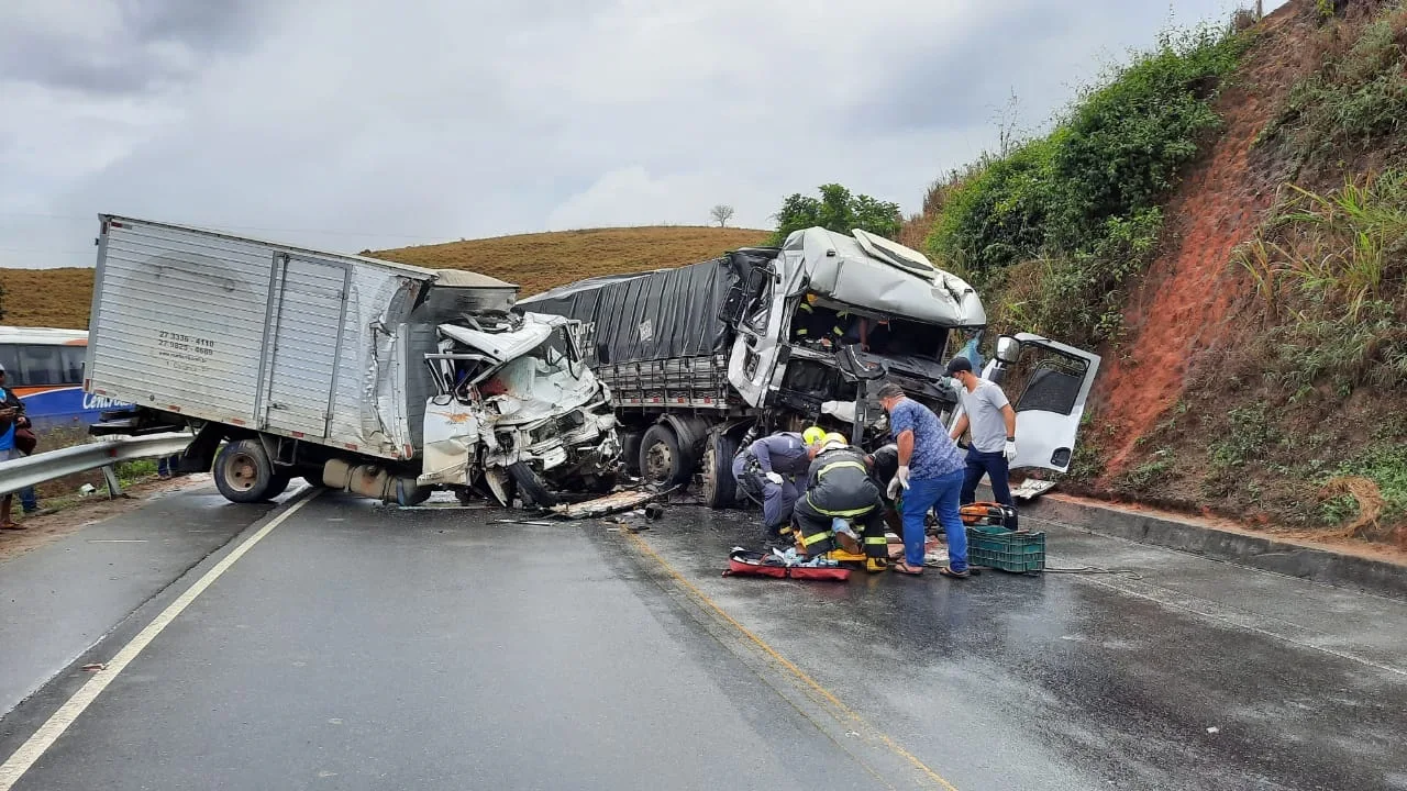 Acidente entre caminhões deixa dois mortos no interior de Barra de São Francisco