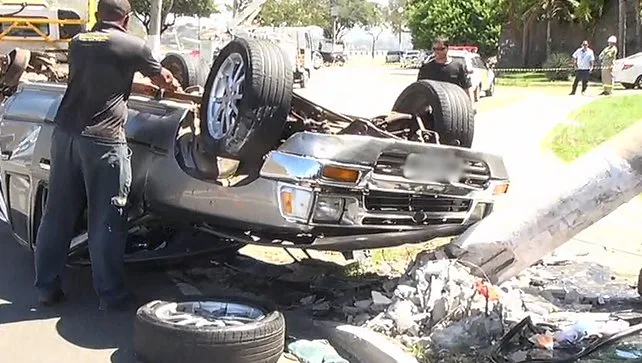 Veículo capota após roda se soltar na Avenida Beira-Mar em Vitória