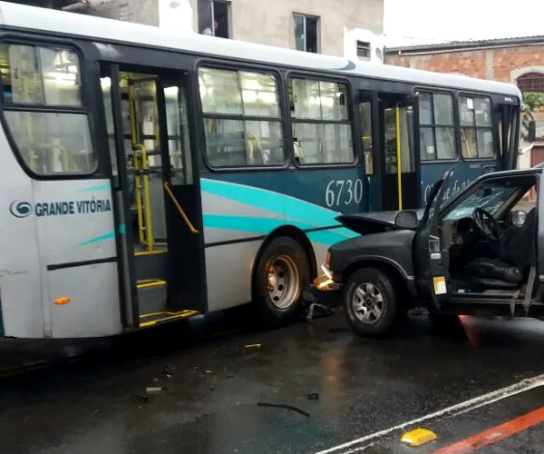 Motorista foge após bater em ônibus em Vitória