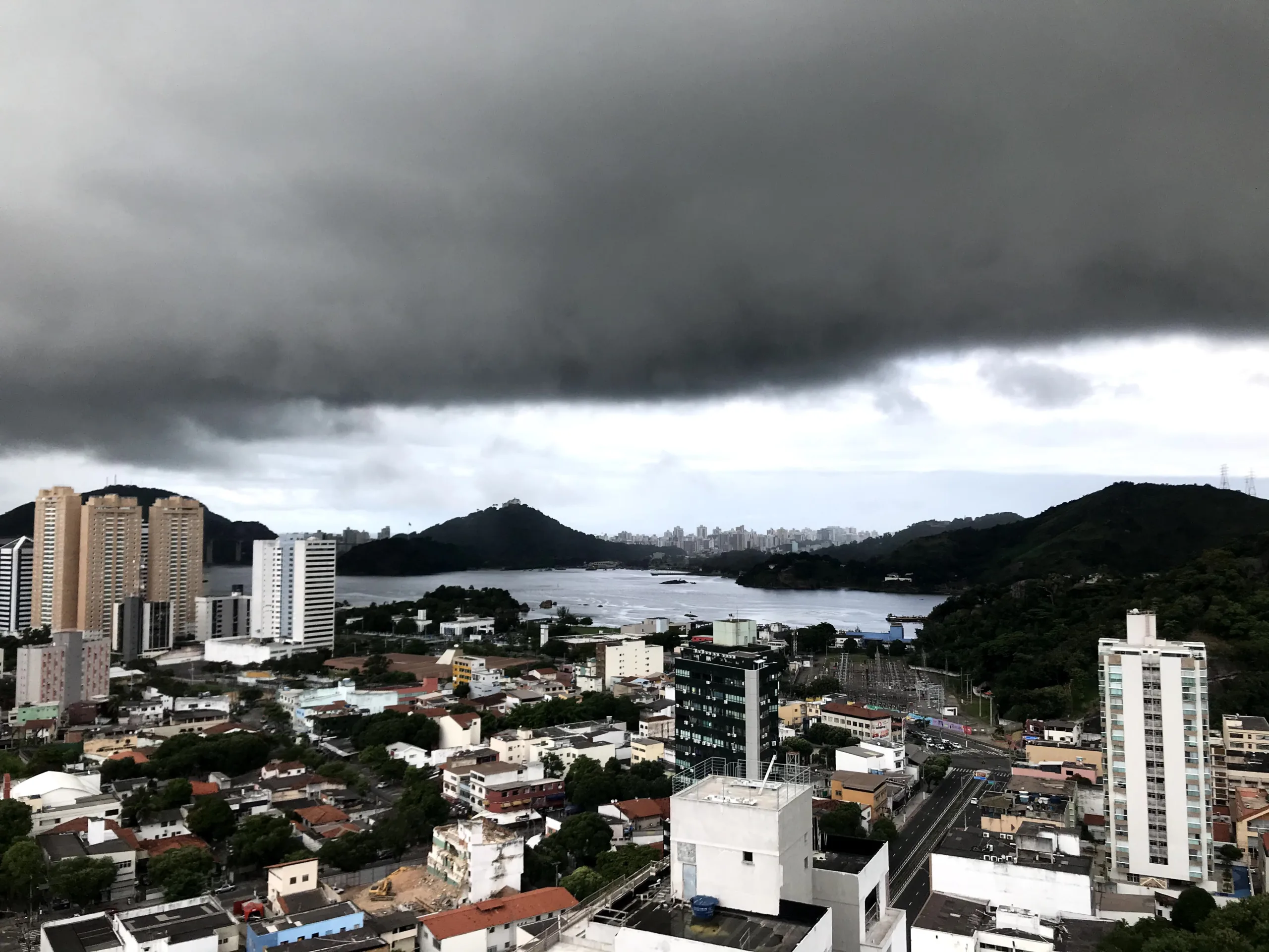 Inpe divulga novo aviso de ventos fortes e chuva com raios para municípios do ES