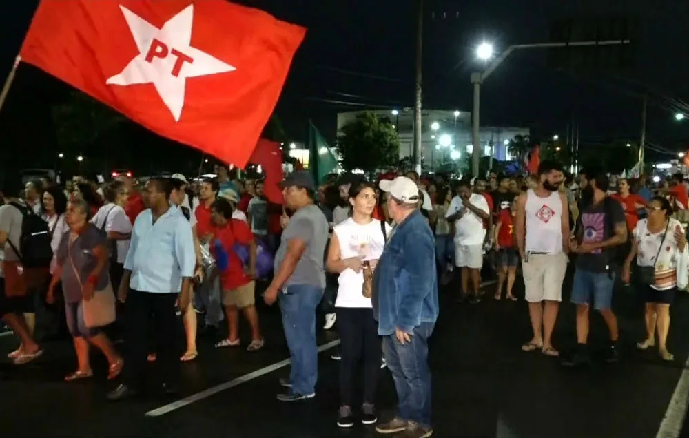 Manifestantes contrários à prisão de Lula fazem protesto em Vitória