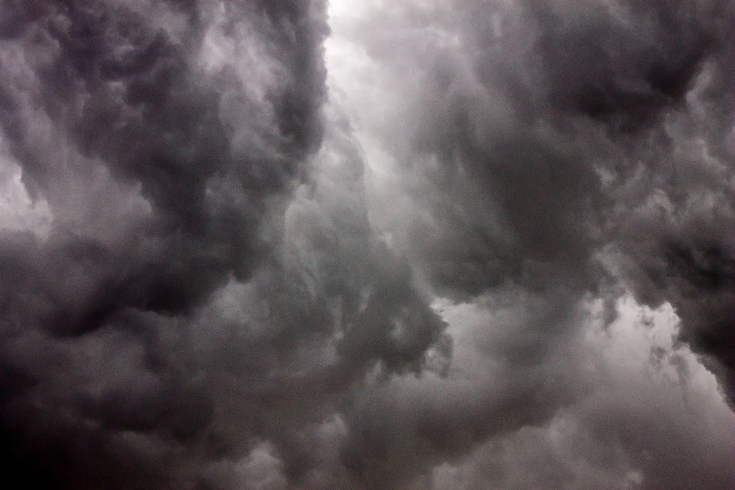 Semana inicia com chuva a qualquer hora e sol entre muitas nuvens na região serrana