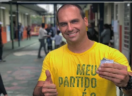 Deputado Eduardo Bolsonaro diz ser a favor de 'toda e qualquer tentativa' de depor Maduro