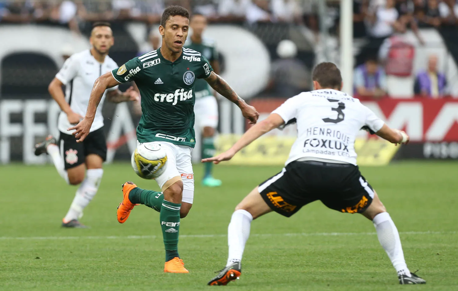 O jogador Marcos Rocha, da SE Palmeiras, disputa bola com o jogador Henrique, do SC Corinthians P, durante partida válida pela final (ida), do Campeonato Paulista, Série A1, na Arena Corinthians.