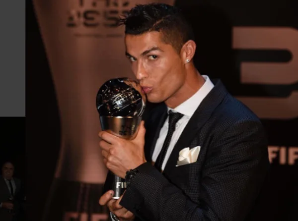 Cristiano Ronaldo vence melhor do mundo pela 5ª vez e iguala Messi