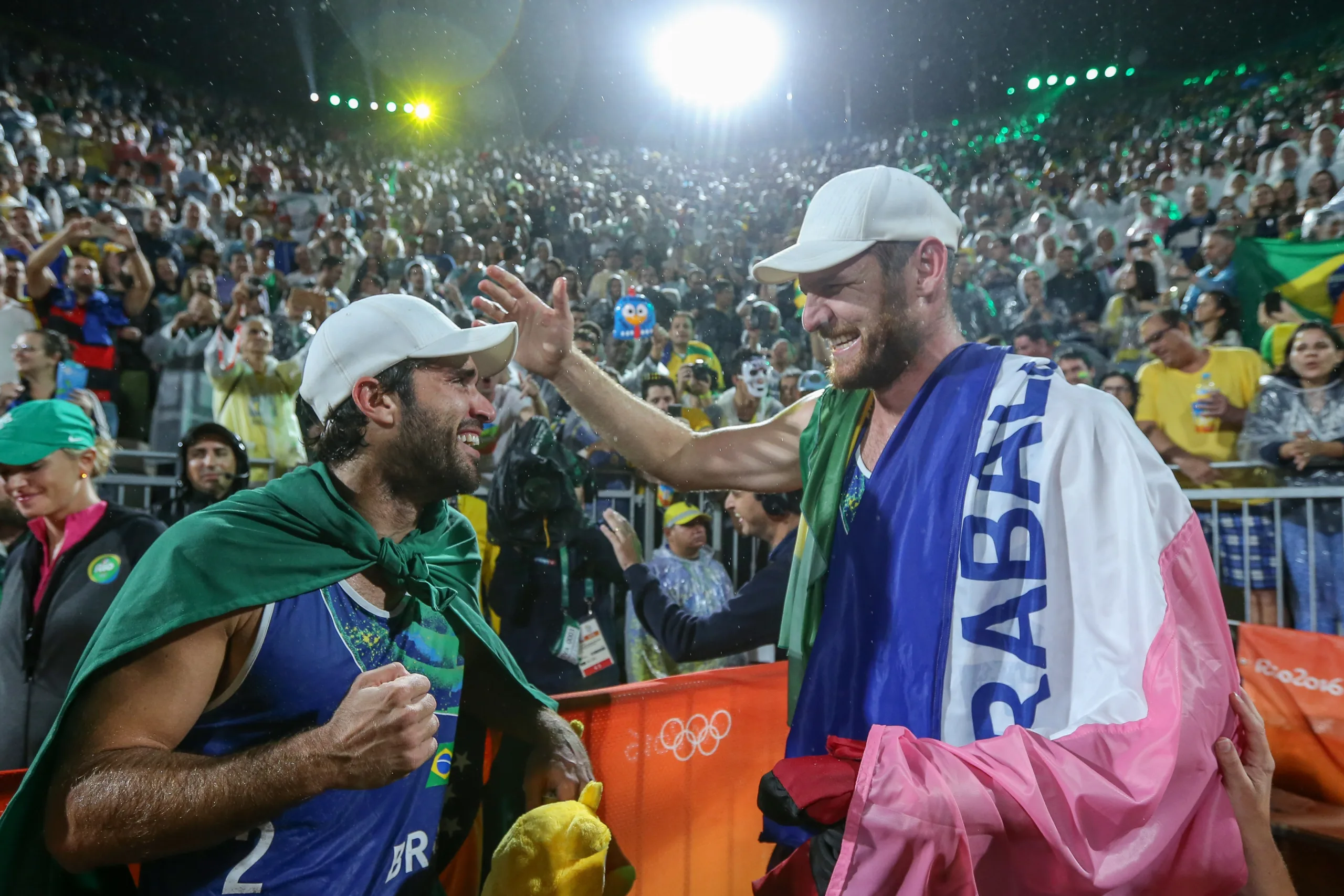 RJ – OLIMPÍADA/VÔLEI DE PRAIA/FINAL MASCULINA – ESPORTES – Os brasileiros Alison Cerutti (D) e Bruno Schmidt comemoram a conquista do ouro após derrotarem os italianos Paolo Nicolai e Daniele Lupo na final do Vôlei de Praia masculino dos Jogos Olímpicos Rio 2016, na Arena de Copacabana, no início da madrugada desta sexta-feira (19). 19/08/2016 […]