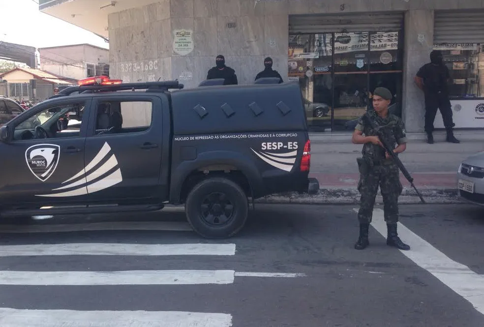 Armas e munição são apreendidas durante operação do Exército e Nuroc em loja de Vitória