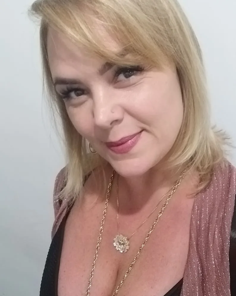 Após agressão, ex-paquita Ana Paula Almeida ganha medida protetiva contra o marido e revela apoio de Xuxa