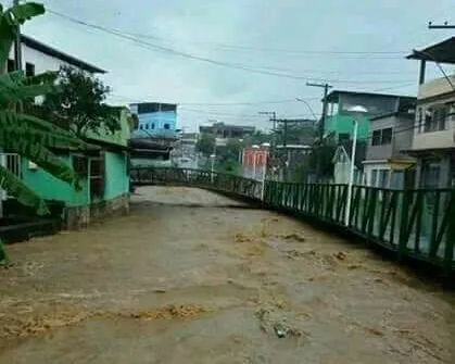 Chuva que atinge o ES provoca queda de barreira e interdita BR 101