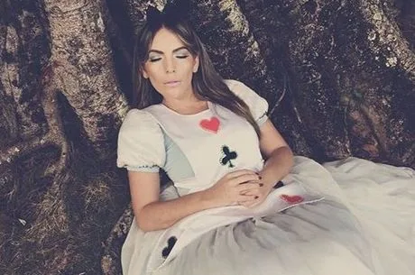 Vestida de Alice do País das Maravilhas, Anamara é criticada nas redes sociais