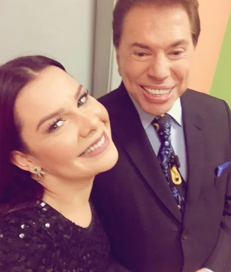 Fernanda Souza grava com Silvio Santos e ganha aviãozinho de dinheiro