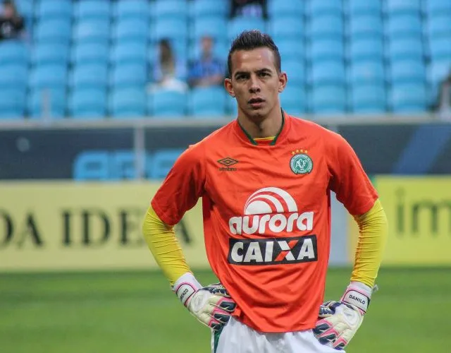 Goleiro resgatado com vida após queda de avião morre em hospital, segundo rádio