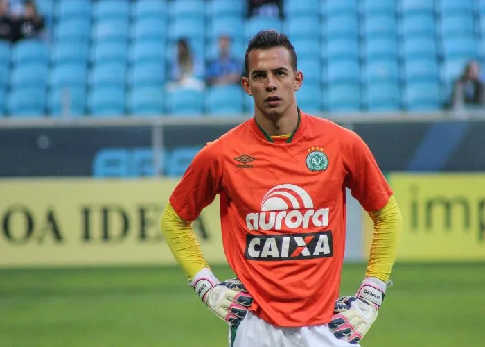 Goleiro resgatado com vida após queda de avião morre em hospital, segundo rádio