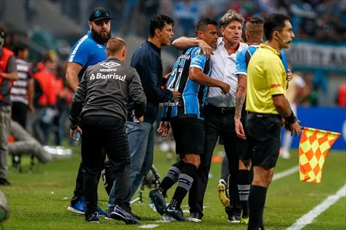 Após vitória, gremistas reclamam de arbitragem na final