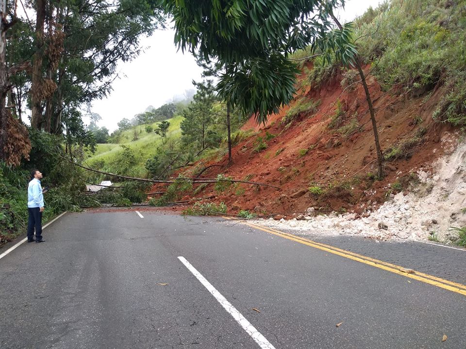 VÍDEO | Interditada, rodovia em Castelo registra deslizamentos de terra