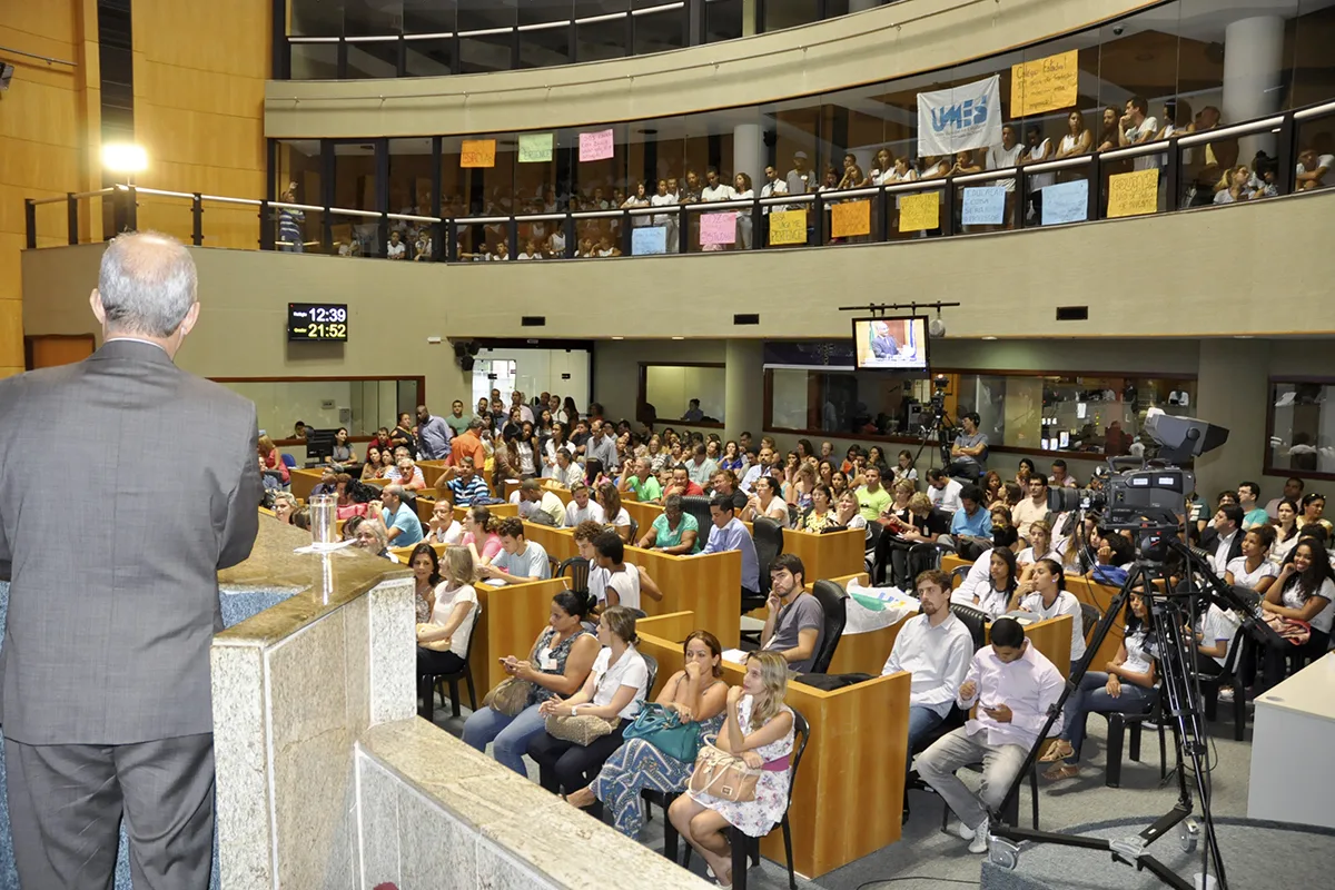 Alunos e professores protestam contra ensino integral nas escolas públicas do Estado