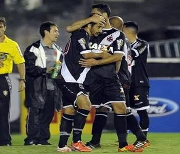 Douglas (C), jogador do Vasco, comemora seu gol, de pênalti, durante a segunda partida contra o Resende, válida pela primeira fase da Copa do Brasil 2014.