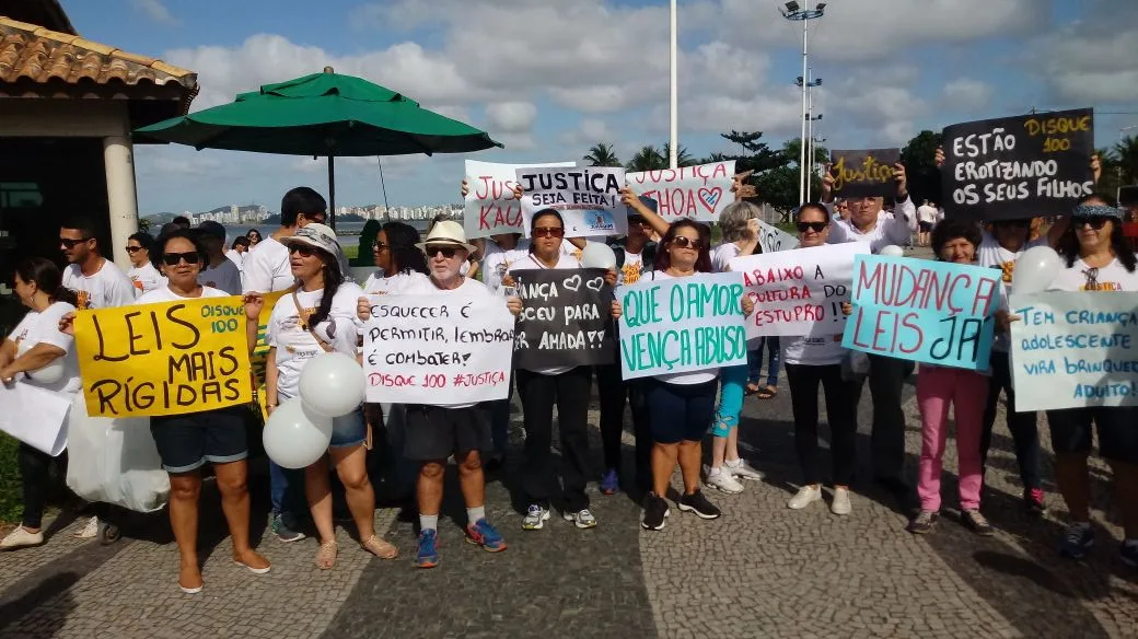 Familiares de Kauã fazem protesto em Camburi e pedem justiça pela morte dos irmão em Linhares