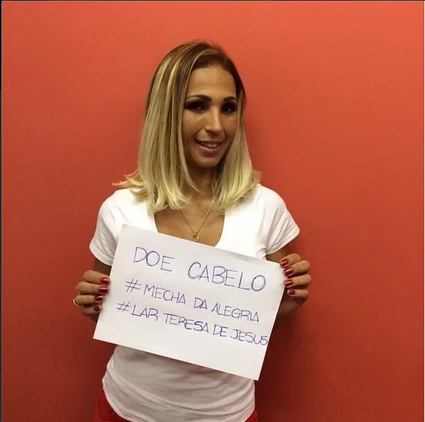 Valesca Popozuda muda o visual e doa cabelo a vítimas de câncer