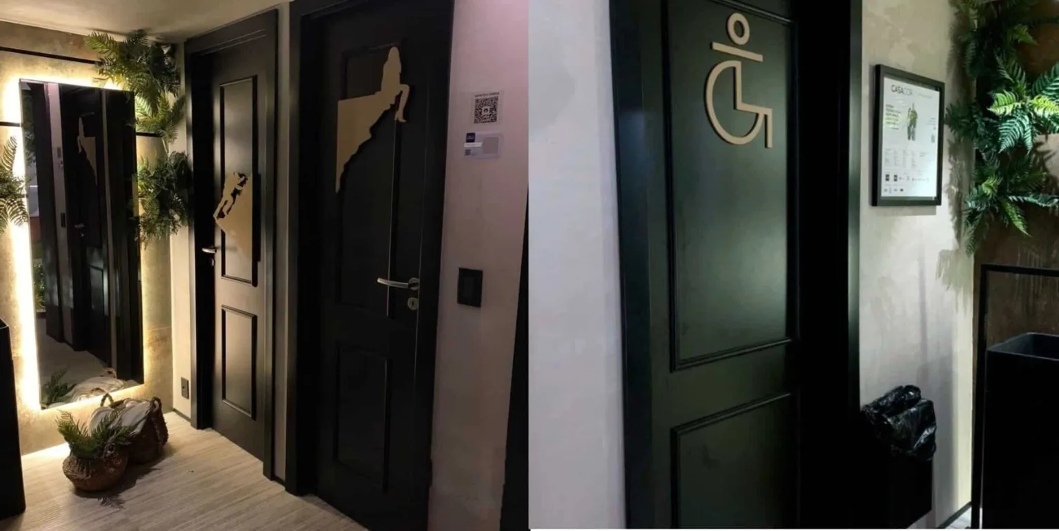 Portas pretas e boiserie: uma combinação que foge do óbvio Portas pretas e boiserie: uma combinação que foge do óbvio