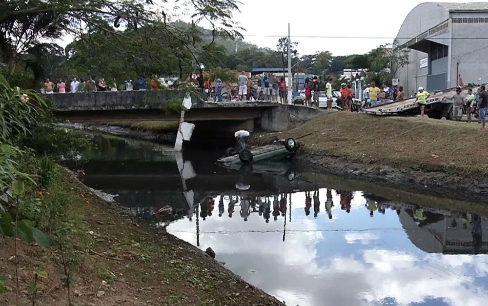 Motorista perde controle e carro cai dentro de valão em Vila Velha