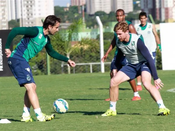 Goiás enfrenta o Coritiba em decisão contra o rebaixamento do Brasileirão