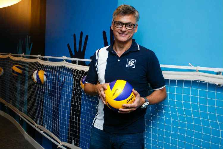 Mantendo base olímpica, Renan elogia longevidade de jogadores da seleção de vôlei