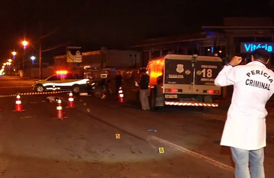 Jovem morre e irmão fica ferido em acidente entre motocicleta e caminhão na Serra