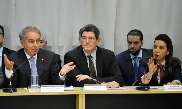 O deputado Marcos Montes, ao lado do ministro da Fazenda, Joaquim Levy, fala durante reunião da Frente Parlamentar da Agropecuária (José Cruz/Agência Brasil)