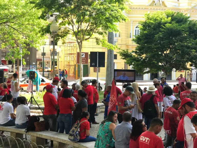 Julgamento de Lula: grupo continua reunido e deve realizar ato ainda nesta quarta em Vitória