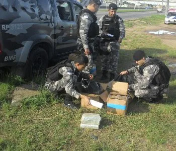 Dupla é presa ao transportar mais de 150 quilos de maconha em Vila Velha