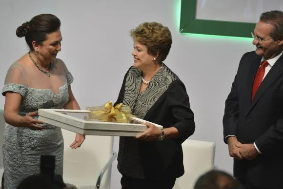 Dilma diz que vai estar mais próxima de Kátia Abreu nos próximos quatro anos