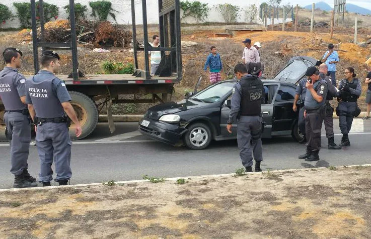 Suspeito de roubar carro na Serra troca tiros com a polícia e é morto em Colatina