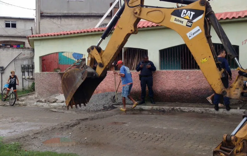 Mais oito quebra-molas construídos por traficantes são retirados das ruas de Vila Velha