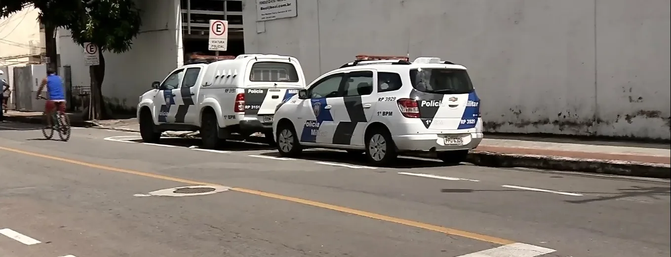 Homem é encontrado ferido por golpes de faca em rua cercada por delegacias em Vitória