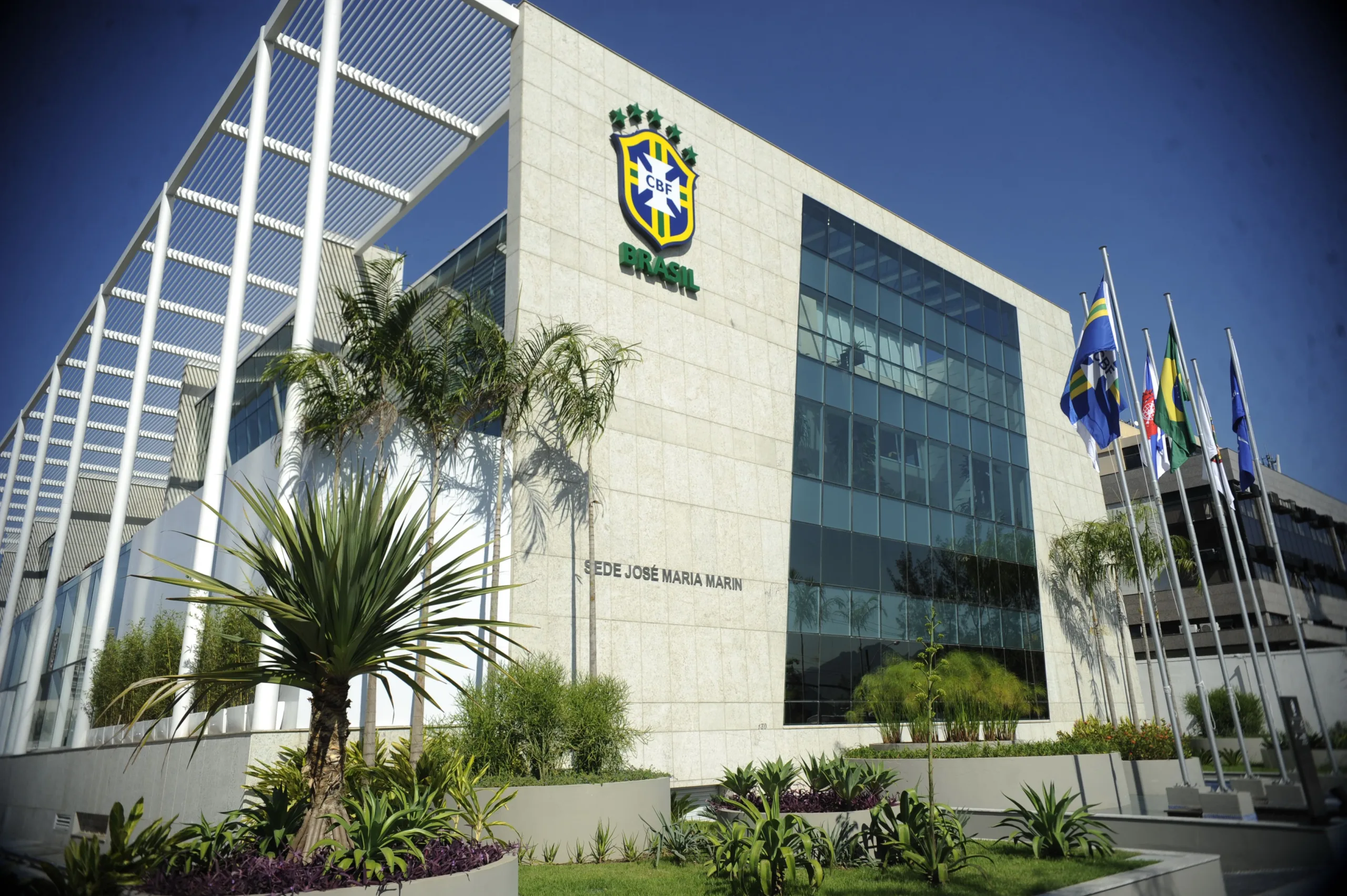 Rio de Janeiro – A CBF apresentou na manhã de hoje (17), o novo coordenador técnico da seleção brasileira. O escolhido foi o ex-goleiro, Gilmar Rinaldi.