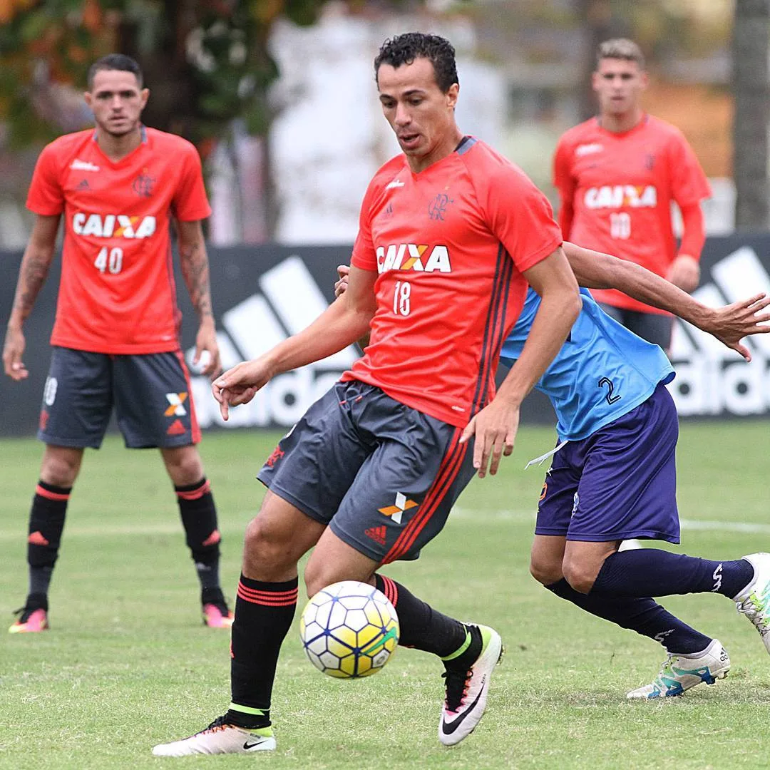 Leandro Damião se recupera e treina no Flamengo, mas não deve atuar em Cariacica